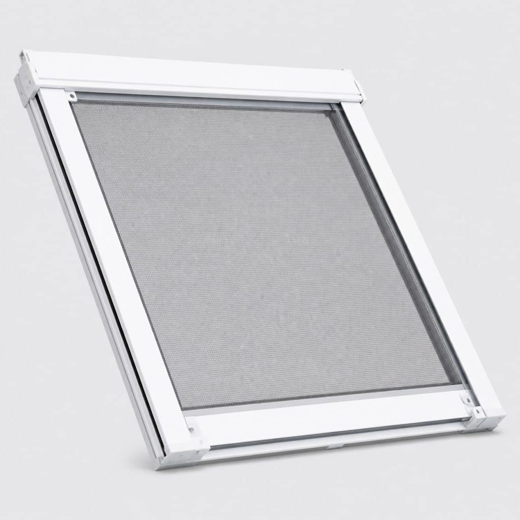 Cadre de moustiquaire aluminium pour fenêtre de toit sur fond clair