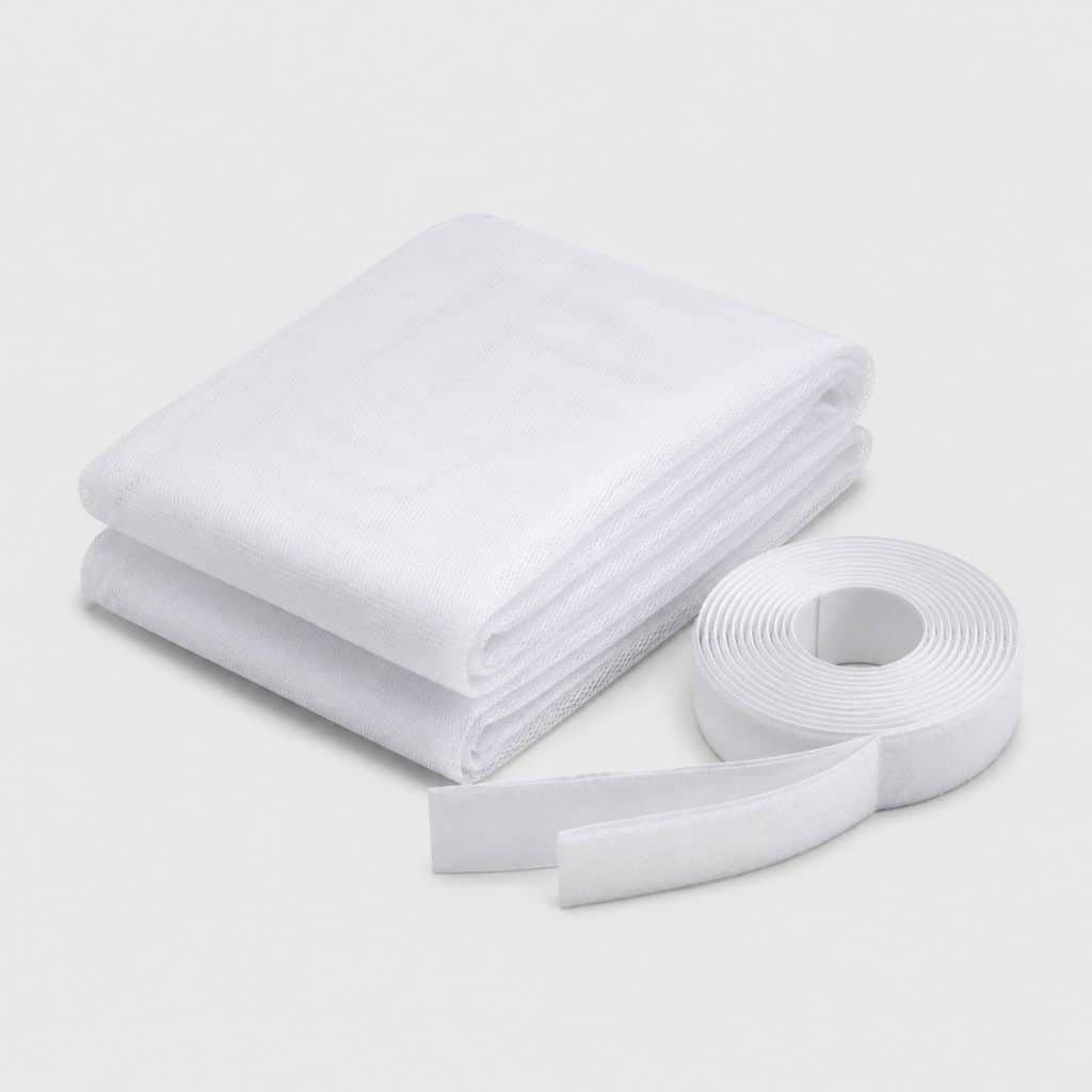 Kit moustiquaire polyester avec bandes auto-agrippantes sur fond clair
