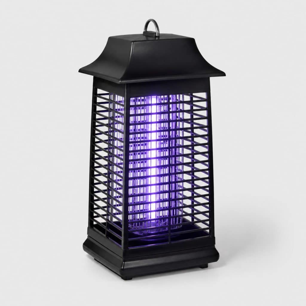 Piège électrique anti-moustiques à lampe UV sur fond clair
