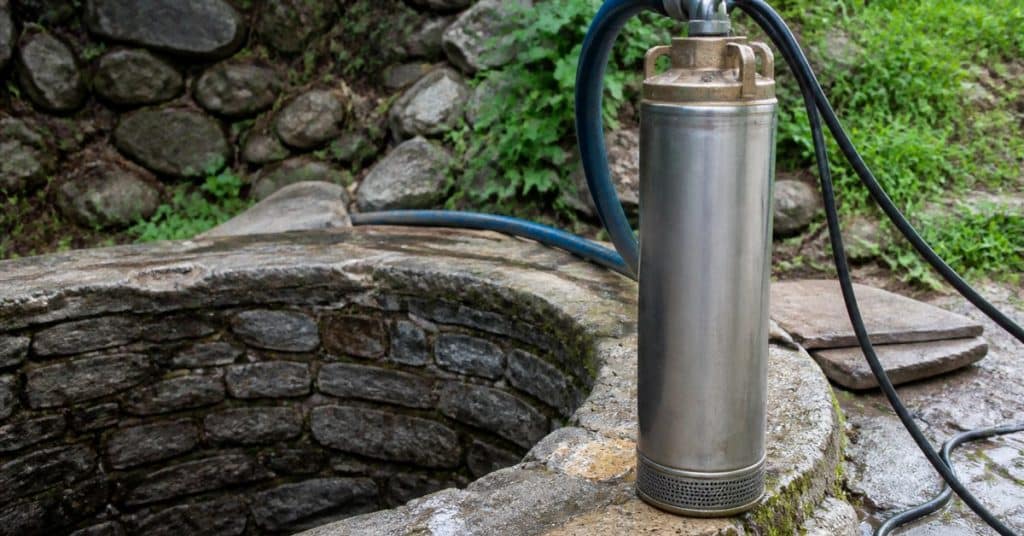 Pompe immergée : quel débit et quelle profondeur pour votre puits ?