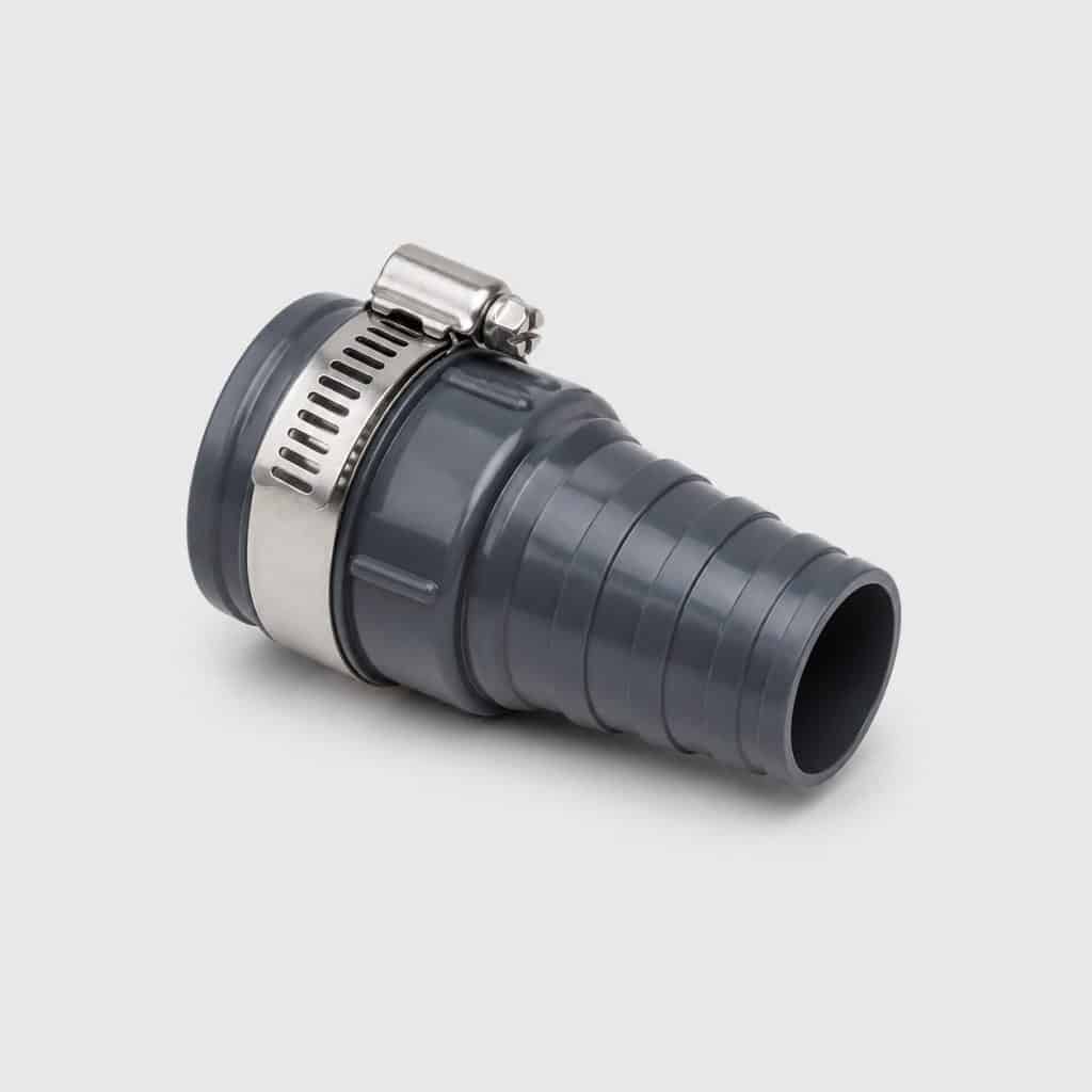 Raccord multi-diamètre pour tuyau de piscine sur fond clair