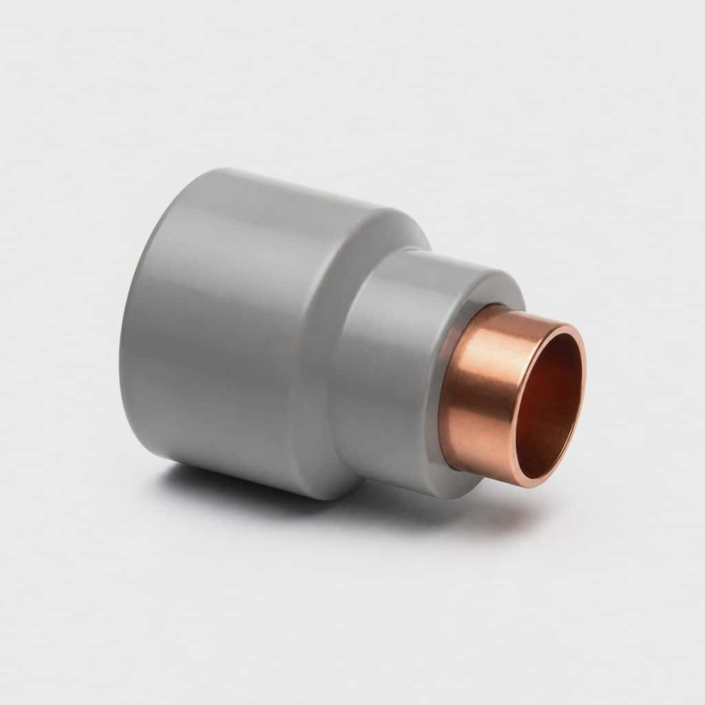 Adaptateur de transition PVC vers cuivre sur fond clair