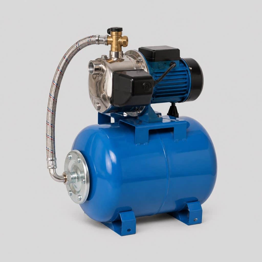 Groupe surpresseur d'eau compact avec réservoir sur fond clair