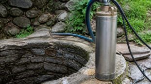 Pompe immergée : quel débit et quelle profondeur pour votre puits ?